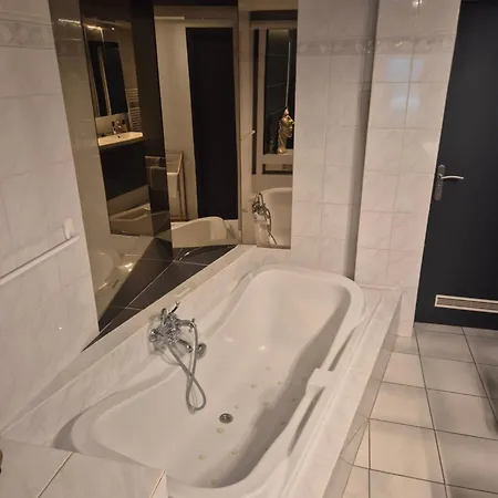 Aan Den Hogeweg Apartment